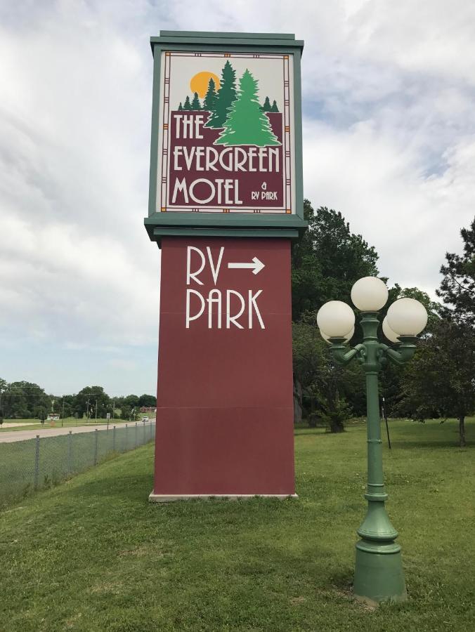 The Evergreen Motel In Kansas Pratt Exterior foto